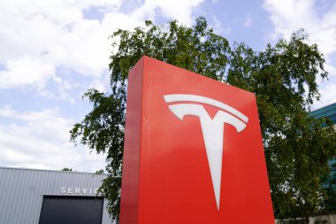 Bordeaux, Aquitaine / Fransa - 08: 15 2020: Tesla logosu ve elektrikli araç galerisinde imza