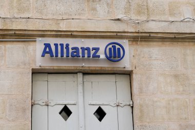 Bordeaux, Aquitaine / Fransa - 08 16 2020: allianz imzalı metin ve mavi logo ajans finans hizmetleri sağlayıcıları için duvar ofisi sigortası