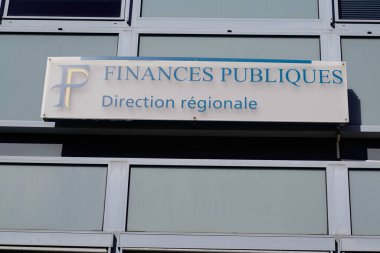 Bordeaux, Aquitaine / Fransa - 08 16 2020: Fransa 'da kamu maliyesi yönetiminin duvar inşaatı üzerine Finances Publiques logosu ve bölge metni