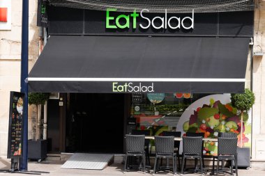 Bordeaux, Aquitaine / Fransa - 08 16 2020: Salata logosu ve fast food restoran zincirinin paket levhası