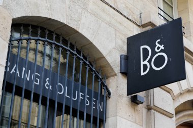 Bordeaux, Aquitaine / France - 08 16 2020: Bang & Olufsen metin ve logo imzası Danimarkalı tüketici elektroniği şirketi b & o
