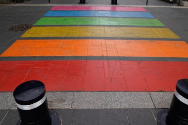 Bordeaux Fransa 'da LGBT renklerinde yaya gökkuşağı renkli zebra işaretleri