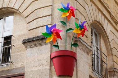 Renkli plastik oyuncak yel değirmeni çiçek sembolleri çeşitlilik ve açık toplum Igbt renklerinde Bordeaux şehrinin sokak duvarı Fransa