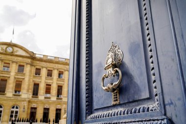 Bordeaux 'nun ahşap kapısı ve şehir merkezindeki Fransız belediye binasının tokmağı.