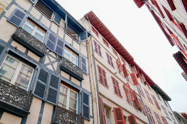 Basque house street with traditional exterior colored building in bask country France — Stock Image Basque House Street Traditional Exterior Colored Building Bask Country France Stock Picture