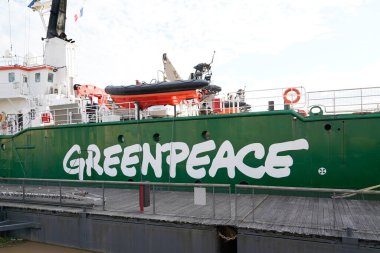 Bordeaux, Aquitaine / Fransa - 08 16 2020: Yeşil barış logosu ve yeşil gemi Arctic Sunrise Sunrise