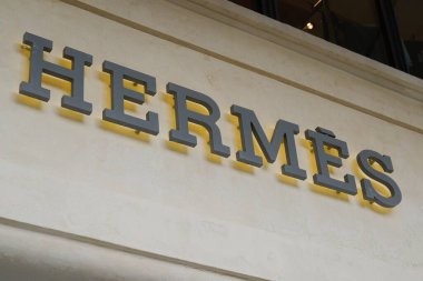 Bordeaux, Aquitaine / Fransa - 08 16 2020: Hermes logosu imzası ve moda mağazası lüks ürün üreticisi Hermes 'in deri yaşam tarzı aksesuarları üzerine uzmanlaşmış metin