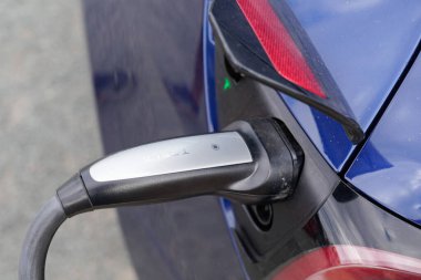 Bordeaux, Aquitaine / Fransa - 08 16 2020: Tesla Supercharger otomobil istasyonu her elektrikli aracın hızlı şarj edilmesi için