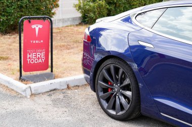 Bordeaux, Aquitaine / Fransa - 08 16 2020: Tesla otomobil ve elektrik logosu test sürüşü için kullanılacak panel bilgisi
