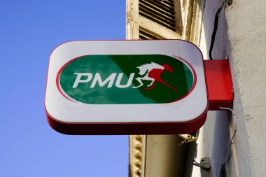 Bordeaux, Aquitaine / Fransa - 08 16 2020: PMU logosu ve at yarışı spor organizasyonu için metin imza mağazası Fransızca ajansı