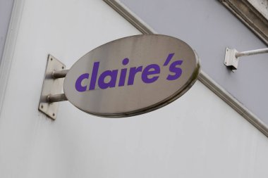 Bordeaux, Aquitaine / Fransa - 08: 20 2020: Claire 'in mağaza perakendecisi, aksesuar ve kuyumcu kızlar ve kadınlar için metin imzası ve logosu