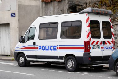 Bordeaux, Aquitaine / Fransa - 08 16 2020: Polis arabasının logo işareti ile şehir caddesinde Peugeot aracına dayanarak park edilmiş Fransız polisi metni