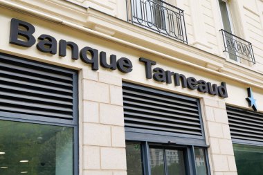 Bordeaux, Aquitaine / France - 08 16 2020: Bank tarneaud logo metni ve Fransız bankasının imzası