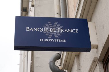 Bordeaux, Aquitaine / Fransa - 08 16 2020: Fransa Merkez Bankası Eurosysteme ve logo yazısını Fransa Merkez Bankası 'nın resmi binasında imzaladı