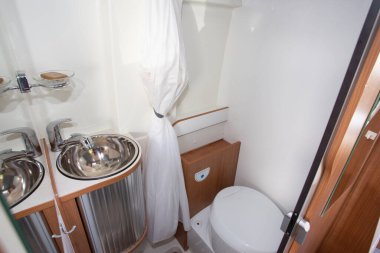 Yeni karavanda banyo tuvaletlerinin içinde modern bir karavan.