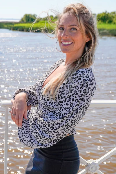 Hermosa Mujer Rubia Sonriendo Disfrutando Vacaciones Playa Del Puerto —  Fotos de Stock