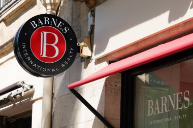 Bordeaux, Aquitaine / France - 08 20 2020: Barnes logosu ve Gayri menkul hizmetleri uluslararası emlak danışmanı