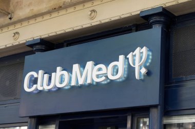 Bordeaux, Aquitaine / Fransa - 08 20 2020: Club Med logosu ve Club Mediterranee ofis seyahatleri acentesi önünde metin imzası