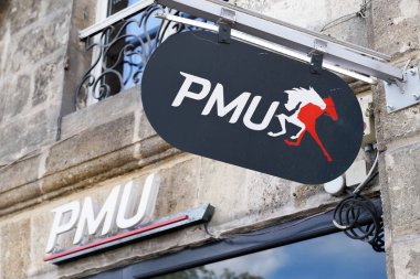 Bordeaux, Aquitaine / Fransa - 08 20 2020: PMU amblemi mağazanın önünde ünlü Fransız at yarışı bahis organizasyonu