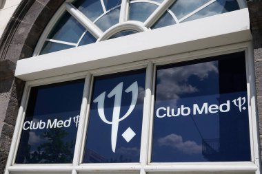 Bordeaux, Aquitaine / Fransa - 08 25 2020: Club Med logosu ve Club Mediterranee ofis seyahat acentesinin önündeki metin