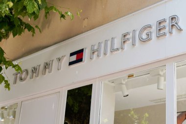 Bordeaux, Aquitaine / Fransa - 08 25 2020: Tommy Hilfiger tabelası ve metin logosu Amerikan giyim mağazasının önünde