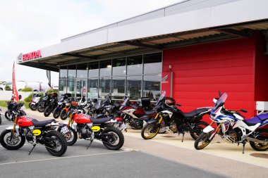 Bordeaux, Aquitaine / France - 08 25 2020: Ducati logosu ve satıcı İtalyan motosiklet üreticisi motosiklet mağazasının önünde imza
