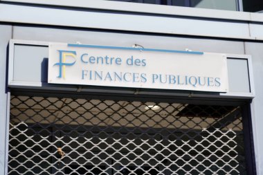 Bordeaux, Aquitaine / Fransa - 08 25 2020: Centre des Finances Publiques logosu ve Fransız kamu maliye idaresi binasının önündeki metin