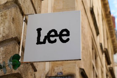 Bordeaux, Aquitaine / Fransa - 08 25 2020: Lee yazısı ve logosu kot markalı giyim mağazası modasının önünde