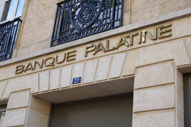Bordeaux, Aquitaine / Fransa - 08 25 2020: Banque Palatine logosu ve Fransız bankasının perakende ve özel bankacılık anlaşması