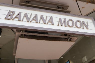 Bordeaux, Aquitaine / Fransa - 08 25 2020: Muz Ay logosu ve kadın moda mağazası için mayo dükkanının önündeki yazı.