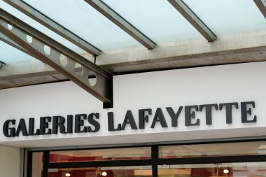 Bordeaux, Aquitaine / Fransa - 08 25 2020: galeriler Lafayette logosu ve şehir dükkanının metin işareti