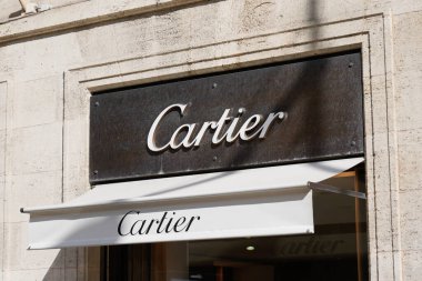 Bordeaux, Aquitaine / Fransa - 08 25 2020: Cartier logosu ve mağaza tabelası lüks mağaza mücevher ve saat mağazası önünde