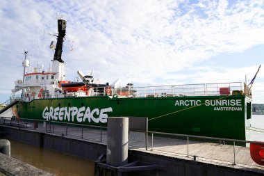 Bordeaux, Aquitaine / Fransa - 08 25 2020: Yeşil barış logosu ve yeşil sandal gemisi Arctic Sunrise Sunrise 'da metin işareti