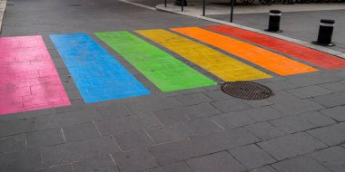 Şehir merkezindeki LGBT toplumunun cinsiyet ayrımcılığı kavramına gökkuşağı renginde bayrak işareti ile sokak yaya geçişi