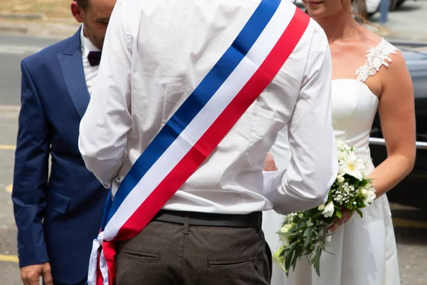 花嫁と新郎との公式の結婚式中に市のフランス市長 — ストック写真
