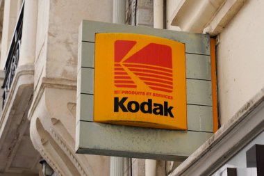 Bordeaux, Aquitaine / Fransa - 09 23 2019: Kodak logosu, fotoğraf dükkanının geliştirilmesinin önü