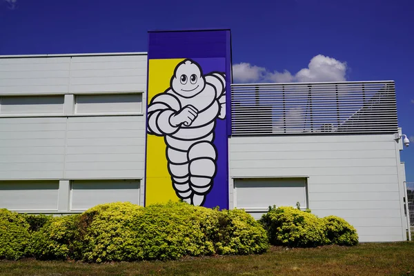 Clermont Ferrand Auvergne France 2019 Bibendum Michelin Logo Voorkant Bandenfabriek — Stockfoto