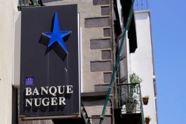 Clermont-Ferrand, Auvergne / Fransa - 08 25 2020: Banque nuger logo yıldızı mavi ve Fransız bankasının önünde metin imzası