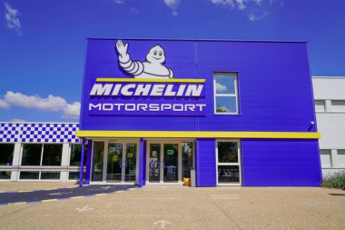 Clermont Ferrand, auvergne / France - 09 23 2019: Michelin motorsport logosu ve Clermont Ferrand France merkezli lastik üreticisi spor markasının merkez binasının önündeki metin işareti