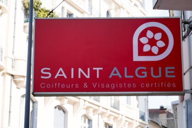 Bordeaux, Aquitaine / Fransa - 09 01 01 2020: Fransız kuaförünün butik salonunun önündeki Saint algue metin ve logo dükkanı
