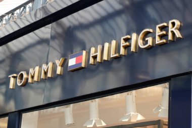 Bordeaux, Aquitaine / Fransa - 09 01 01 2020: Tommy Hilfiger logosu ve erkek giyim mağazası için önümüzde metin imzası