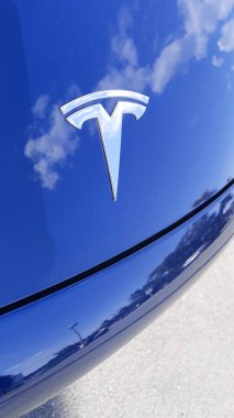 Bordeaux, Aquitaine / Fransa - 09 01 01 2020: tesla logosu ve galeri galerisi elektrikli taşıt dükkanındaki araba markasının önündeki imza