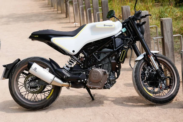 Bordeaux, Aquitaine / Fransa - 09 01 01 2020: Husqvarna Vitpilen 401 beyaz motosiklet