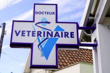 Bordeaux, Aquitaine / Fransa - 09 01 01 2020: Veterinerlik Fransızca metin ve veteriner veterinerlik kliniği veterineri
