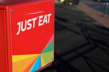 Bordeaux, Aquitaine / Fransa - 09 01 2020: Sadece logo ye ve şehirdeki restoran teslimatı için scooter 'ı imzala