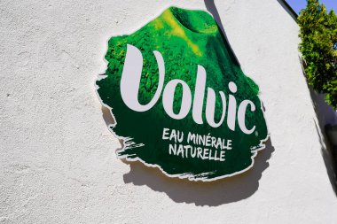 Volviç, Auvergne / Fransa - 09 01 01 2020: Volviç sanayi çıkarma fabrikası ve su şişeleme merkezinin metin ve logosunu imzaladı
