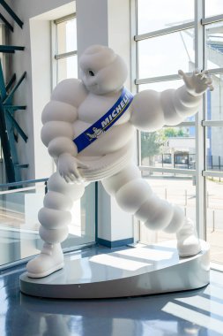 Clermont-Ferrand, Auvergne / Fransa - 09 01 01 2020: bibendum Michelin lastik bayiliğinin logo amblemi