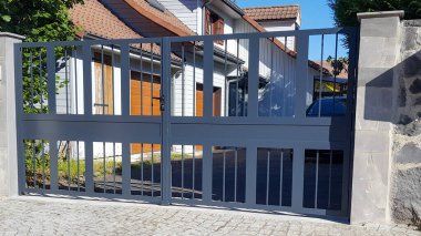 Alüminyum modern ev, banliyö evinin gri kapısı.