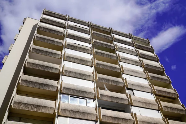Fachada Del Edificio Apartamentos Día Soleado Con Cielo Azul Nublado — Foto de Stock