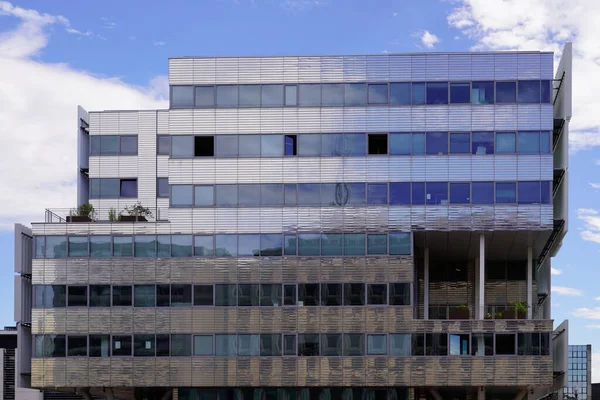 商务中心的新写字楼 墙壁是钢的 玻璃的 蓝天的 — 图库照片